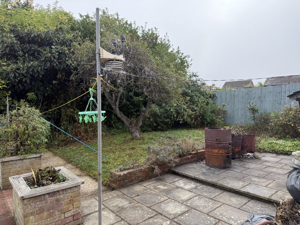 Lot: 58 - FREEHOLD DETACHED COTTAGE FOR INVESTMENT - Garden with patio and lawn area
